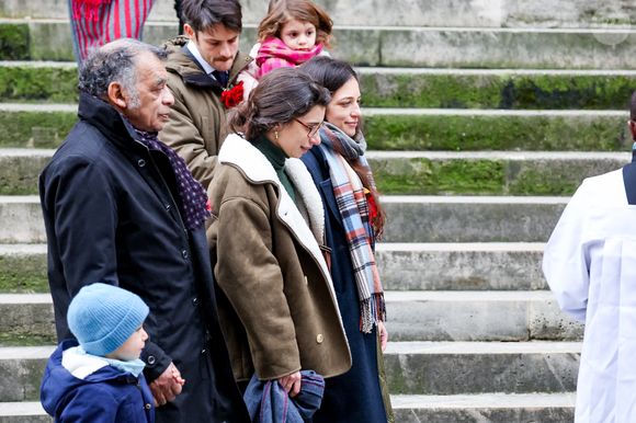 Jimmy et ses filles, Pia Laborde et Gabrièle Laborde, les filles de la défunte - Sortie des obsèques de Catherine Laborde en l’église Saint-Roch à Paris, le 6 février 2025. Décédée le 28 janvier 2025 à l'âge de 73 ans, l'ancienne présentatrice météo de TF1 (1988 - 2017) était atteinte de la maladie neurodégénérative à corps de Lewy. 
© Jacovides - Moreau / Bestimage