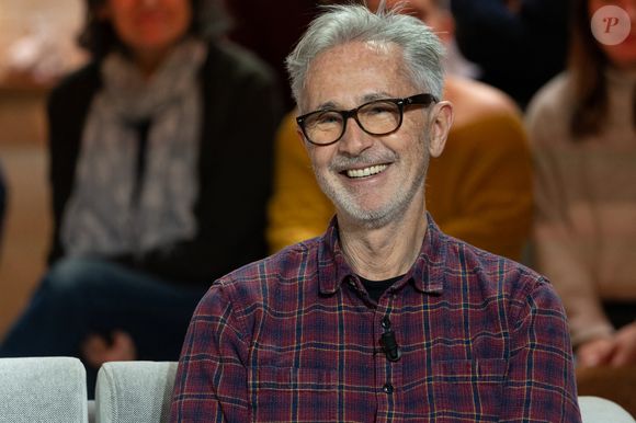Thierry Lhermitte enfile aussi la casquette de professeur et anime régulièrement des stages aux quatre coins de la France pour enseigner cette méthode du "chuchoteur" à d'autres cavaliers avides d'apprendre.

Thierry Lhermitte sur plateau de l'émission "Animalement Vôtre" présentée par Bernard Montiel et diffusée le 22 mars 2026 sur France 3, à Paris, France, le 13 janvier 2026. © Julien Sarkissian/Bestimage