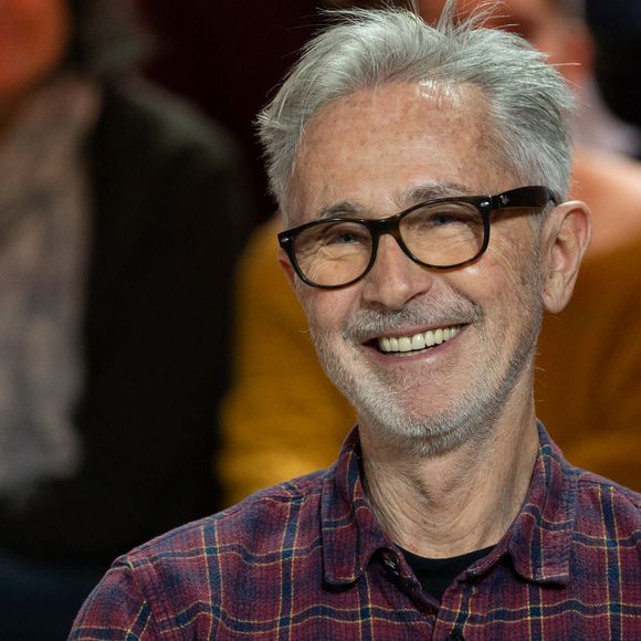 Thierry Lhermitte enfile aussi la casquette de professeur et anime régulièrement des stages aux quatre coins de la France pour enseigner cette méthode du "chuchoteur" à d'autres cavaliers avides d'apprendre.

Thierry Lhermitte sur plateau de l'émission "Animalement Vôtre" présentée par Bernard Montiel et diffusée le 22 mars 2026 sur France 3, à Paris, France, le 13 janvier 2026. © Julien Sarkissian/Bestimage