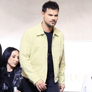 Taylor Lautner a partagé une photo de son bébé, en prenant soin de ne pas dévoiler son visage.

L'acteur Taylor Lautner est sa femme Taylor au concert de Justin Timberlake à Kia Forum en Inglewood le 18/05/2024.

Photo : Backgrid USA / Bestimage