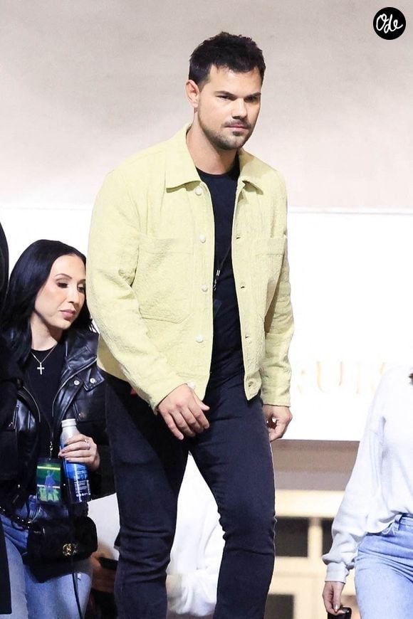 Taylor Lautner a partagé une photo de son bébé, en prenant soin de ne pas dévoiler son visage.

L'acteur Taylor Lautner est sa femme Taylor au concert de Justin Timberlake à Kia Forum en Inglewood le 18/05/2024.

Photo : Backgrid USA / Bestimage