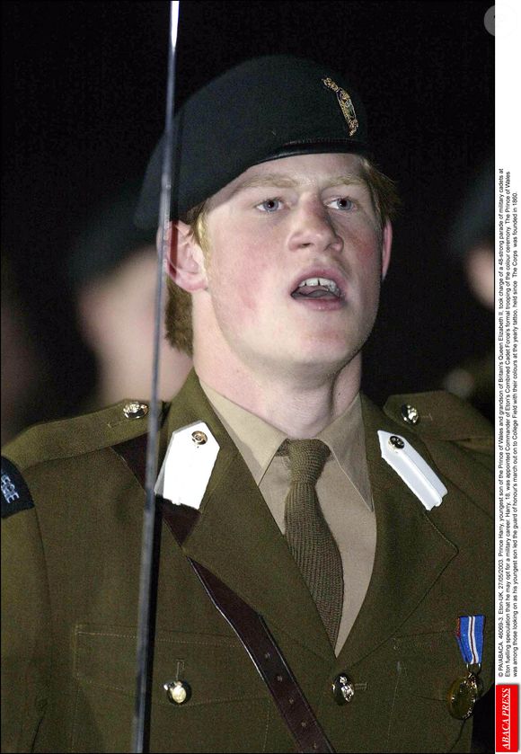 PA/ABACA. Eton-UK, 27/05/2003. Le Prince Harry, fils cadet du Prince de Galles et petit-fils de la Reine Elizabeth II, a pris la tête d'un défilé de 48 cadets militaires à Eton, alimentant les spéculations selon lesquelles il pourrait opter pour une carrière militaire.