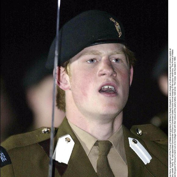 PA/ABACA. Eton-UK, 27/05/2003. Le Prince Harry, fils cadet du Prince de Galles et petit-fils de la Reine Elizabeth II, a pris la tête d'un défilé de 48 cadets militaires à Eton, alimentant les spéculations selon lesquelles il pourrait opter pour une carrière militaire.