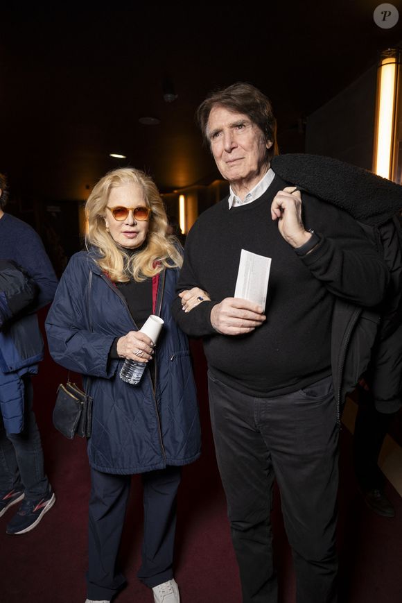 Le 28 septembre 2025, la maman de David Hallyday et de Darina a annoncé la mort de Muffin, son fidèle bichon maltais âgé de 14 ans. Exclusif - Sylvie Vartan et son mari Tony Scotti - Hélène (Hélène Rolles) en concert exceptionnel au Théâtre Marigny à Paris pour 2 soirs. Paris le 7 mars 2025. © Pierre Perusseau / Tiziano da Silva / Bestimage No web pour Belgique et Suisse