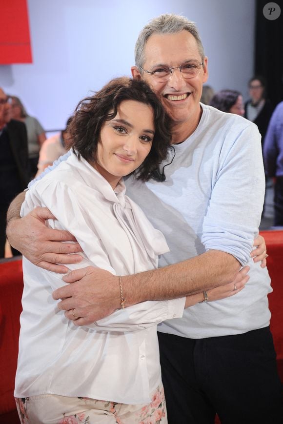 Exclusif - Vincent Dubois et sa fille Camille Dubois lors de l'enregistrement de l'émission Vivement dimanche au studio Rive gauche, présentée par M.Drucker, diffusée sur France 3 le 10 mai 2026, à Paris, France, le 14 avril 2026. © Guillaume Gaffiot/Bestimage