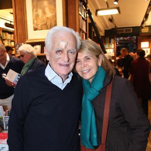 Exclusif - Philippe Labro, blessé après une lourde chute à Europe 1, et sa femme Françoise Labro - Philippe Labro dédicace son livre « Deux gimlets sur la 5ᵉ Avenue » à la Librairie Galignani à Paris, France, le 5 Octobre 2024. 

© Bertrand Rindoff / Bestimage
