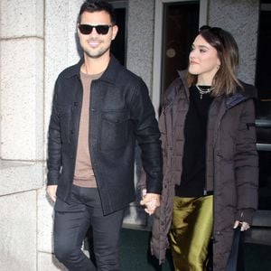Un prénom qui fait sourire puisque Taylor est également le prénom des deux parents.

New York - L'acteur Taylor Lautner avec sa femme Taylor Dorne après son passage dans l'émission ABC "The View on Thursday" le 02/11/2023

Photo : Backgrid USA / Bestimage