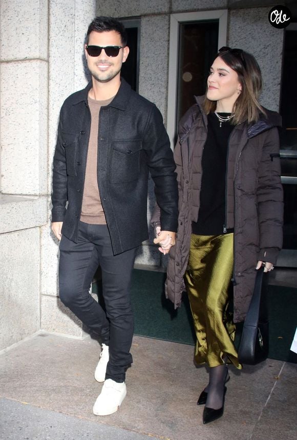 Un prénom qui fait sourire puisque Taylor est également le prénom des deux parents.

New York - L'acteur Taylor Lautner avec sa femme Taylor Dorne après son passage dans l'émission ABC "The View on Thursday" le 02/11/2023

Photo : Backgrid USA / Bestimage