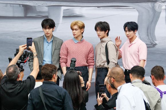 Soobin, Yeonjun, Beomgyu et Taehyun du groupe TXT - Arrivées au défilé DIOR de la mode homme Printemps/Été 2026 dans le cadre de la Fashion Week de Paris à l'Hôtel National des Invalides, Place Vauban, à Paris, France, le 27 juin 2025. © Christophe Clovis/Bestimage