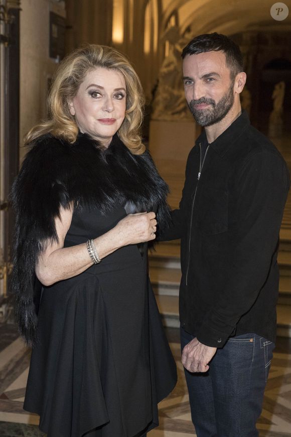 Catherine Deneuve est aussi une fan de ses collections.

Catherine Deneuve et Le styliste Nicolas Ghesquière - Backstage - défilé de mode PAP Femme automne-hiver 2018/2019 " Louis Vuitton " à Paris le 6 mars 2018
© Olivier Borde / Bestimage