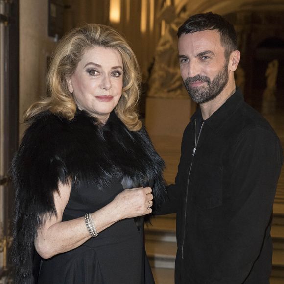 Catherine Deneuve est aussi une fan de ses collections.

Catherine Deneuve et Le styliste Nicolas Ghesquière - Backstage - défilé de mode PAP Femme automne-hiver 2018/2019 " Louis Vuitton " à Paris le 6 mars 2018
© Olivier Borde / Bestimage