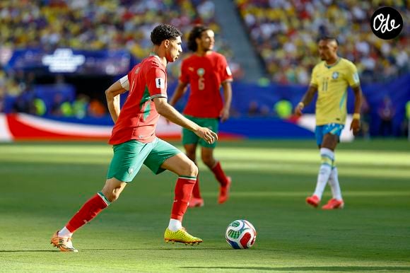 13 juin 2026 : Pendant le match, le défenseur du Maroc Achraf Hakimi (2) fait remonter le ballon sur le terrain face au Brésil lors d'une rencontre de la Coupe du Monde de la FIFA au MetLife Stadium à East Rutherford, dans le New Jersey. Le match s'est terminé sur un score de parité de 1-1 entre le Brésil et le Maroc. Shaquan Woody/Cal Sport Media (Crédit image : © Shaquan Woody/CSM via ZUMA Press / Bestimage Wire / Bestimage)