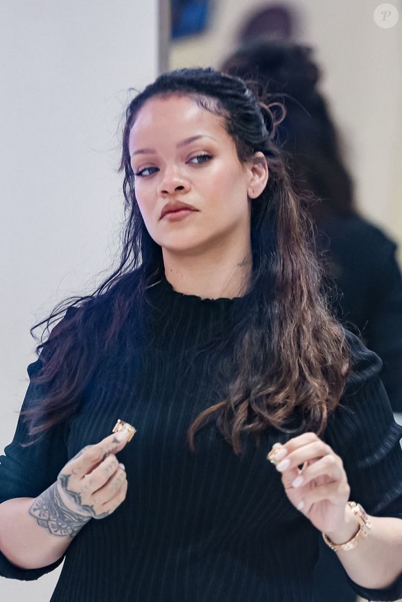 Rihanna enceinte faisant du shopping à la Boutique Messika sur le Boulevard de la Croisette, Cannes, France le 21 mai 2025. Photo by Alessandro Bremec/IPA/ABACAPRESS.COM