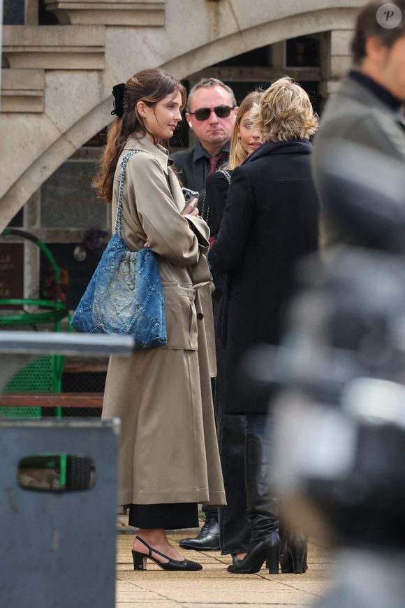 Annabelle Belmondo et Stella Belmondo - Sorties des obsèques d’Alain Belmondo au crématorium du Père-Lachaise à Paris, France, le 4 septembre 2025. © Dominique Jacovides/Bestimage