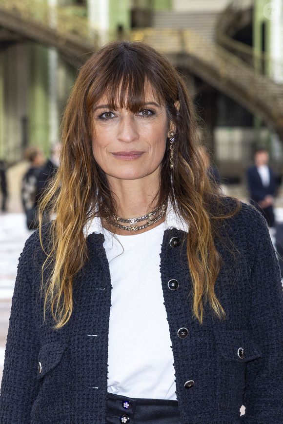 À tel point qu'elle a même parmi ses fidèles des stars internationales à l'image de Naomi Campbell, Caroline de Maigret, Lady Gaga, Emmanuelle Béart, Emily Ratajkowski et bien sûr quelques clientes secrètes. 

Caroline de Maigret au Front Row du défilé de mode féminine Chanel printemps-été 2025 lors de la Fashion Week de Paris (PFW), au Grand Palais, à Paris, France, le 1er october 2024. © Olivier Borde/Bestimage