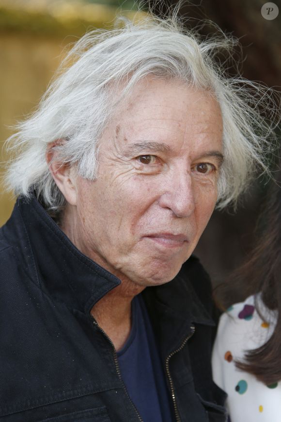 Il s'agit en fait d'un statut intermédiaire entre celui du témoin et celui du mis en examen

Jacques Doillon - Personnalités lors de la 14ème édition du Festival du Film Francophone d'Angoulême
© Christophe Aubert via Bestimage