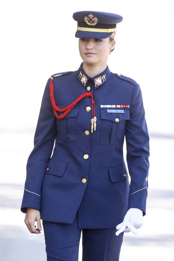 Intégrée à la 78e promotion avec 73 camarades, elle suit un programme condensé qui lui permettra d’obtenir le grade de lieutenant à l’issue de cette année. 

La princesse Leonor assiste à son premier jour à l'académie de l'armée de l'air à San Javier, Murcie, le 1er septembre 2026 à San Javier, Espagne par Archie Andrews/ABACAPRESS.COM