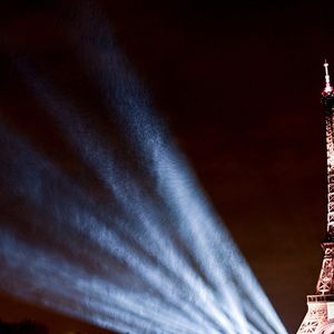 La Tour Eiffel s'est illuminée le 30 mars 2026 pour célébrer Céline Dion dont le retour sur scène se fera à Paris. 

© Anthony Ghnassia / Courtesy via Bestimage