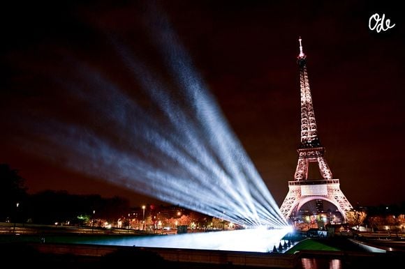 La Tour Eiffel s'est illuminée le 30 mars 2026 pour célébrer Céline Dion dont le retour sur scène se fera à Paris. 

© Anthony Ghnassia / Courtesy via Bestimage