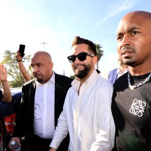 Kendji Girac arrive au centre commercial Carrefour Antibes pour une séance de dédicaces, à Antibes, France, le 2 novembre 2024. © Franz Chavaroche/Bestimage