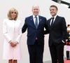 Le président français Emmanuel Macron et la première dame, Brigitte Macron accueillent le Prince Albert II de Monaco lors de la cérémonie internationale du 80ème anniversaire du débarquement à Omaha Beach. © Stéphane Lemouton / Bestimage