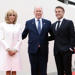 Le président français Emmanuel Macron et la première dame, Brigitte Macron accueillent le Prince Albert II de Monaco lors de la cérémonie internationale du 80ème anniversaire du débarquement à Omaha Beach. © Stéphane Lemouton / Bestimage