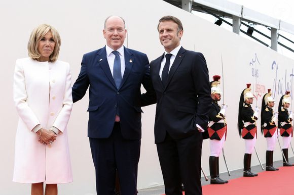 Le président français Emmanuel Macron et la première dame, Brigitte Macron accueillent le Prince Albert II de Monaco lors de la cérémonie internationale du 80ème anniversaire du débarquement à Omaha Beach. © Stéphane Lemouton / Bestimage