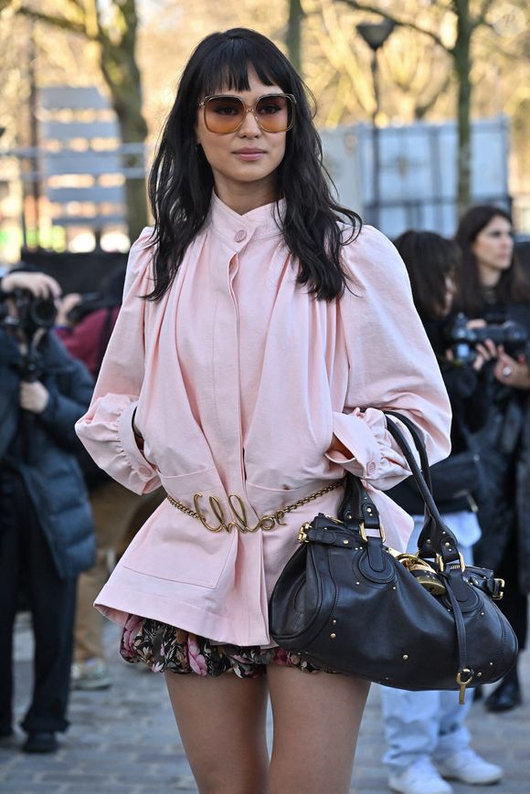 Courtney Eaton arrive au défilé Chloé pendant la semaine de la mode à Paris, France, le 6 mars 2025. Photo by Julien Reynaud/APS-Medias/ABACAPRESS.COM