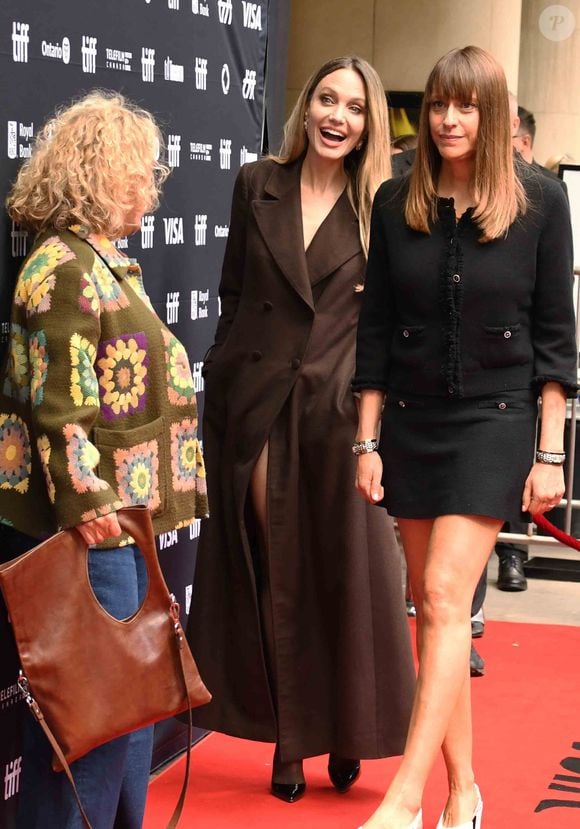 Angelina Jolie a été très touchée en évoquant ce sujet et a laissé couler des larmes, réconfortée par la réalisatrice française Alice Winocour


Angelina Jolie et Alice Winocour au Festival du film de Toronto au Canada le 7 septembre 2025