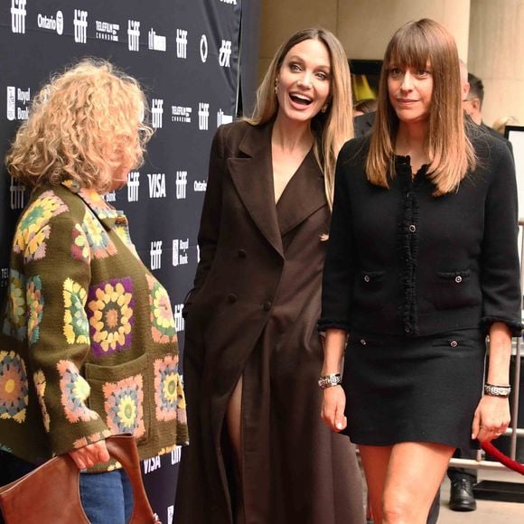Angelina Jolie a été très touchée en évoquant ce sujet et a laissé couler des larmes, réconfortée par la réalisatrice française Alice Winocour


Angelina Jolie et Alice Winocour au Festival du film de Toronto au Canada le 7 septembre 2025