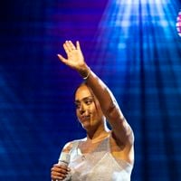 Amel Bent en crop top, abdos apparents : la star maman de 3 enfants au sommet sur scène