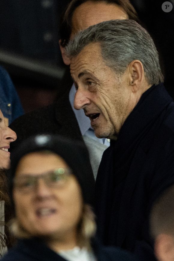 S'il connaitra sa date d’écrou le 13 octobre prochain et pourra ensuite déposer une demande de liberté, l'ancien chef d'État souhaite "ne rien vouloir changer" à sa façon de vivre comme il l'a déclaré aux journalistes du "JDD"

Nicolas Sarkozy dans les tribunes lors du match de Ligue 1 McDonald's "PSG - Auxerre (2-0)" au Parc des Princes à Paris, le 27 septembre 2025.
© Cyril Moreau/Bestimage