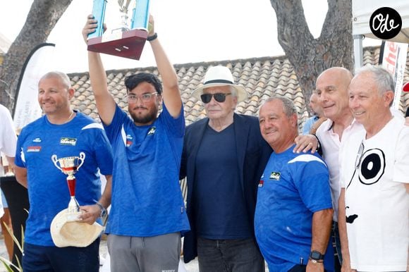 Exclusif - Michel Sardou remet le trophée au vainqueur - Michel Sardou rend hommage à son père en famille lors du premier trophée de pétanque "Fernand Sardou" à Bormes-les-Mimosas le 29 mai 2026. 

© Franz Chavaroche / Bestimage