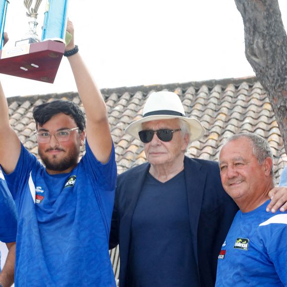 Exclusif - Michel Sardou remet le trophée au vainqueur - Michel Sardou rend hommage à son père en famille lors du premier trophée de pétanque "Fernand Sardou" à Bormes-les-Mimosas le 29 mai 2026. 

© Franz Chavaroche / Bestimage