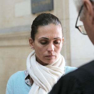 Adeline ne cache pas la difficulté du quotidien, avouant naviguer entre "l'effarement" et une "joie" qu'elle s'efforce de maintenir. Elle utilise son énergie pour débusquer sans cesse des solutions et des pistes afin d'aider son époux à mieux traverser la maladie.
Adeline Blondieau sort du tribunal de Paris, aux côtés de ses avocats, dont son frère Alexandre, et son amie Caroline Bourg, le premier jour du procès contre Amanda Sthers et Johnny Hallyday pour diffamation, suite à la parution du livre "Dans mes yeux".
© BestImage