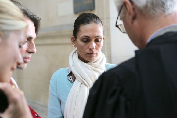 Adeline ne cache pas la difficulté du quotidien, avouant naviguer entre "l'effarement" et une "joie" qu'elle s'efforce de maintenir. Elle utilise son énergie pour débusquer sans cesse des solutions et des pistes afin d'aider son époux à mieux traverser la maladie. 

Adeline Blondieau sort du tribunal de Paris, aux côtés de ses avocats, dont son frère Alexandre, et son amie Caroline Bourg, le premier jour du procès contre Amanda Sthers et Johnny Hallyday pour diffamation, suite à la parution du livre "Dans mes yeux". 

© BestImage