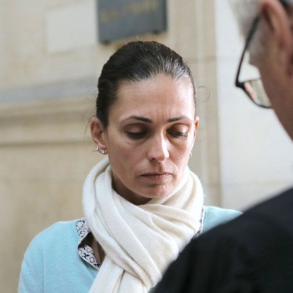 Adeline ne cache pas la difficulté du quotidien, avouant naviguer entre "l'effarement" et une "joie" qu'elle s'efforce de maintenir. Elle utilise son énergie pour débusquer sans cesse des solutions et des pistes afin d'aider son époux à mieux traverser la maladie. 

Adeline Blondieau sort du tribunal de Paris, aux côtés de ses avocats, dont son frère Alexandre, et son amie Caroline Bourg, le premier jour du procès contre Amanda Sthers et Johnny Hallyday pour diffamation, suite à la parution du livre "Dans mes yeux". 

© BestImage