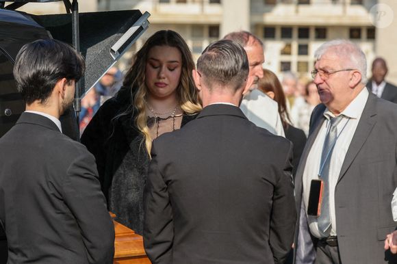 Milla Savarese, la fille de la défunte et son grand-père Daniel Dequenne à la sortie des obsèques d'Emilie Dequenne au cimetière Père Lachaise à Paris, France, le 26 mars 2025. © Cyril Moreau/Bestimage