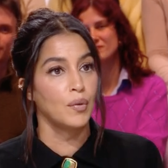 A l'affiche du film "Ma mère, Dieu et Sylvie Vartan", Leïla Bekhti était invitée aux côtés de Sylvie Vartan sur le plateau de Quotidien. 

Leïla Bekhti était l'invitée avec Sylvie Vartan de Yann Barthès dans l'émission Quotidien sur TMC à l'occasion de la sortie prochaine du film "Ma mère, Dieu et Sylvie Vartan", de Ken Scott.