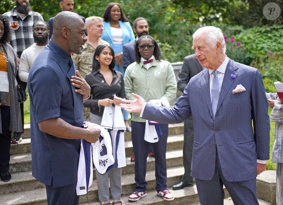 Prévu pour l’automne 2026, le documentaire mettra en lumière l’impact du King’s Trust à travers les témoignages de jeunes aidés dans le monde entier.

Le roi Charles III d'Angleterre et Idris Elba, avec des jeunes portant le maillot de l'équipe de football d'Angleterre, qui sera en finale de l'Euro 2024, lors d'un événement pour The King's Trust au palais Saint James à Londres. Le 12 juillet 2024 © Alpha Press / Bestimage