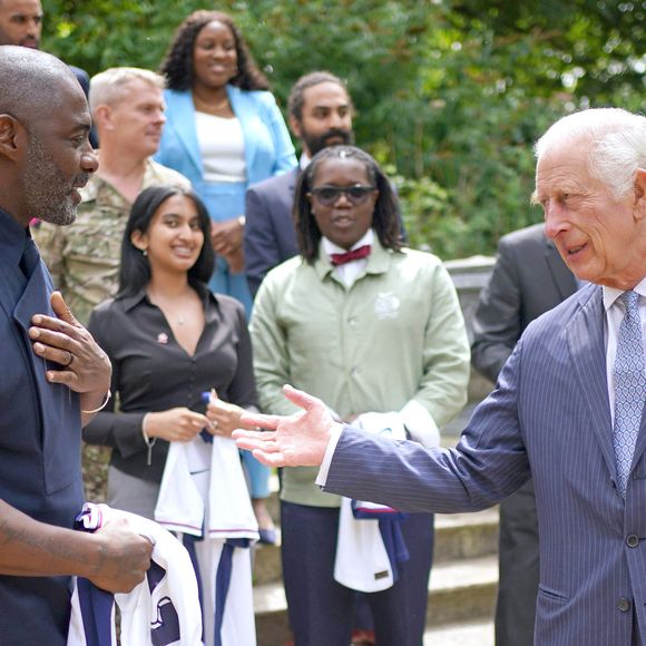Prévu pour l’automne 2026, le documentaire mettra en lumière l’impact du King’s Trust à travers les témoignages de jeunes aidés dans le monde entier.

Le roi Charles III d'Angleterre et Idris Elba, avec des jeunes portant le maillot de l'équipe de football d'Angleterre, qui sera en finale de l'Euro 2024, lors d'un événement pour The King's Trust au palais Saint James à Londres. Le 12 juillet 2024 © Alpha Press / Bestimage