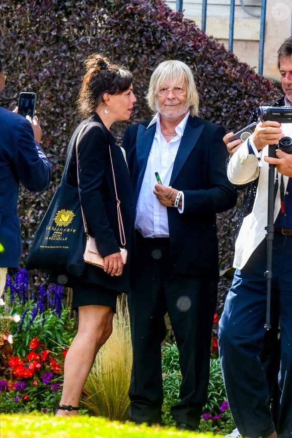 Le chanteur Renaud (Renaud Séchan) et sa compagne Cerise (de son vrai prénom Christine) - Mariage d'Hugues Aufray et de Murielle Mégevand à la mairie de Marly-Le Roy, France, le 2 septembre 2023.

Photo : Agence / Bestimage
