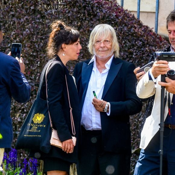 Le chanteur Renaud (Renaud Séchan) et sa compagne Cerise (de son vrai prénom Christine) - Mariage d'Hugues Aufray et de Murielle Mégevand à la mairie de Marly-Le Roy, France, le 2 septembre 2023.

Photo : Agence / Bestimage