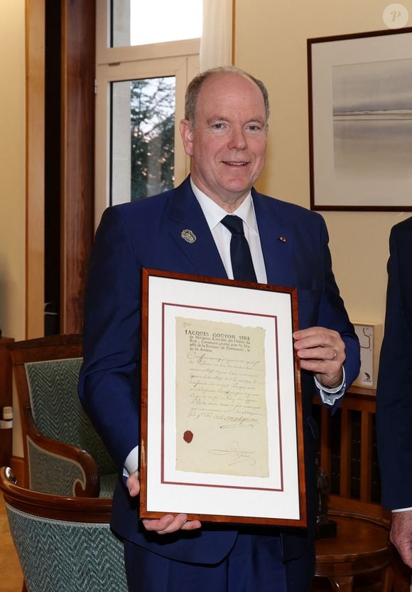 Le prince Albert II de Monaco lors d'une visite de la maison du département à Saint-Lô le 9 avril 2025.

© Dominique Jacovides / Bestimage