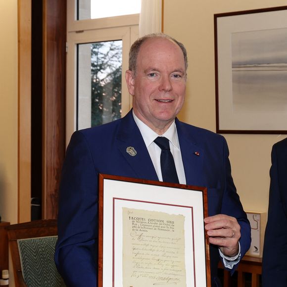 Le prince Albert II de Monaco lors d'une visite de la maison du département à Saint-Lô le 9 avril 2025.

© Dominique Jacovides / Bestimage
