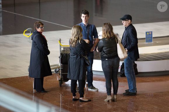 Tom Hanks avec sa femme Rita Wilson et leurs enfants Elizabeth Ann et Truman Theodore, arrivent à l'aéroport Roissy Charles de Gaulle. Paris, le 18 mai 2016.
