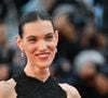 Après avoir renoncé au BitterSweet Festival en Pologne puis au Sziget Festival de Budapest, la chanteuse espérait pouvoir rapidement retrouver la scène.

Charlotte Cardin - Montée des marches du film "La vie d'une femme" lors du 79ème Festival International du Film de Cannes, le 13 mai 2026.

© Rachid Bellak/Bestimage