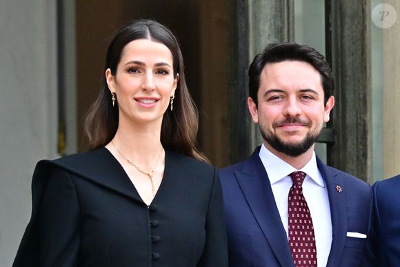 Pendant ce voyage, le prince Hussein et Rajwa étaient bien entourés.

Le président français Emmanuel Macron et Brigitte Macron reçoivent son Altesse Royale le prince héritier du royaume de Jordanie, Hussein ben Abdallah, et sa femme, Son Altesse Royale la princesse Rajwa Al Hussein à l'Elysée, le 8 octobre 2025. Le futur couple royal de Jordanie effectue sa première visite officielle en France, dans le cadre d'une tournée européenne.
© Christian Liewig / Bestimage