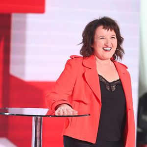 Et d'un visage bien connu de BFMTV

Exclusif - Anne Roumanoff lors de l'enregistrement de l'émission Vivement dimanche au studio Rive gauche, présentée par M.Drucker, diffusée sur France 3 le 14 juin 2026, à Paris, France, le 5 mai 2026. © Guillaume Gaffiot/Bestimage