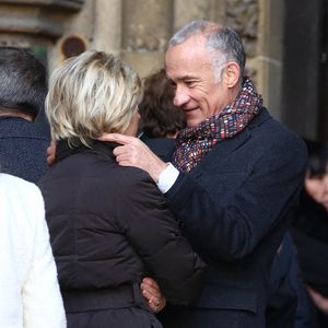 Évelyne Dhéliat et Gilles Bouleau lors des obsèques du présentateur Jean-Pierre Pernaut à la Basilique Sainte-Clotilde à Paris, France, le 9 mars 2022 - Photo par Nasser Berzane/ABACAPRESS.COM